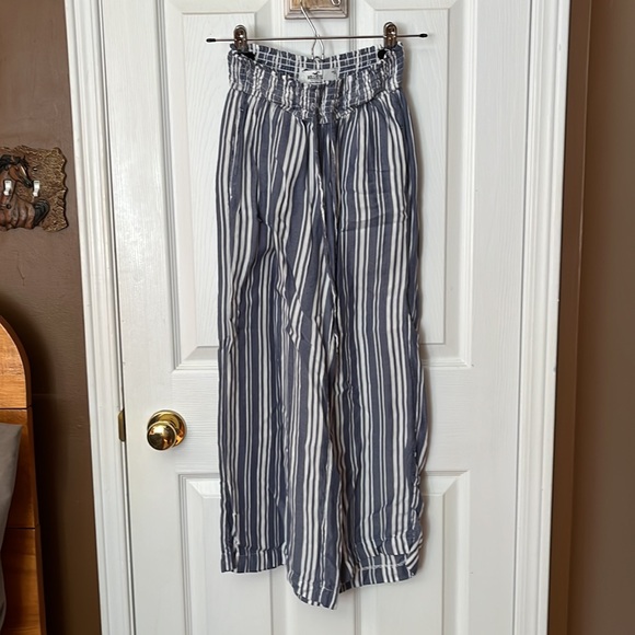 Hollister 2 Piece Set - Picture 3 of 7